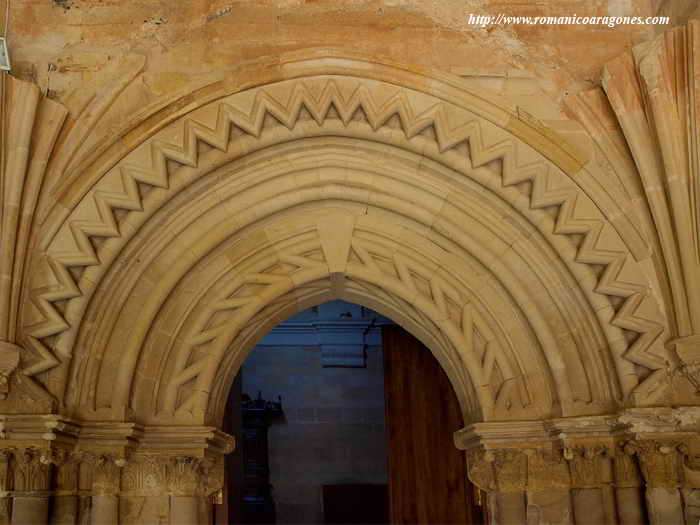 Portada de acceso al templo desde el claustro